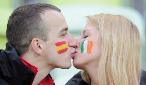 Chàng trai Tây Ban Nha hôn cô gái Ireland.
